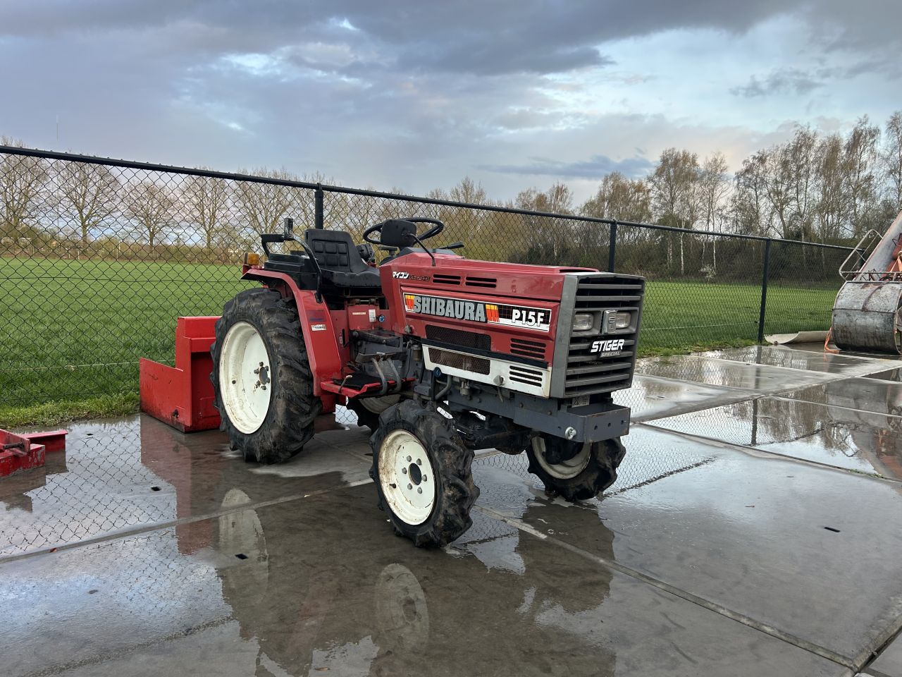 Mooie shibaura P15F met werktuigen