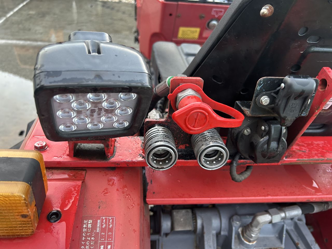 Mooie shibaura P15F met werktuigen