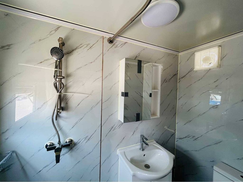 Mobile living unit with bathroom 2025