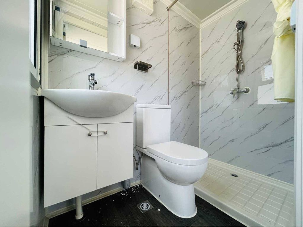 Mobile living unit with bathroom 2025