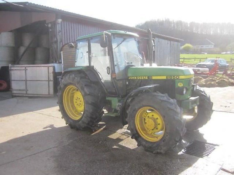 John Deere 2850