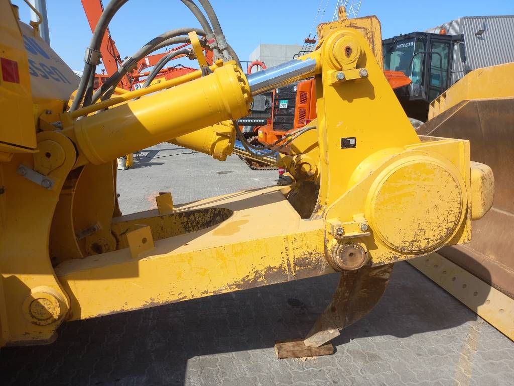 Komatsu D155A-6R (4 pcs available for sale in Abu Dhabi)