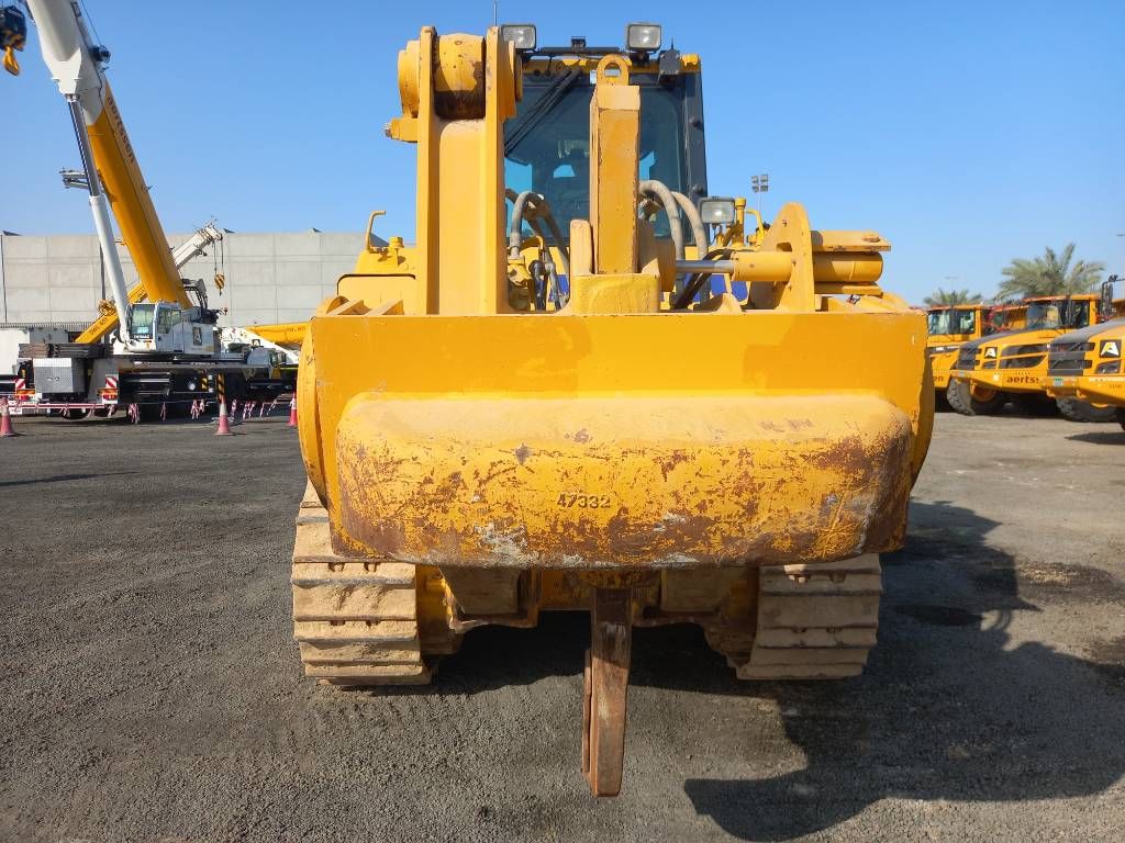 Komatsu D155A-6R (4 pcs available for sale in Abu Dhabi)
