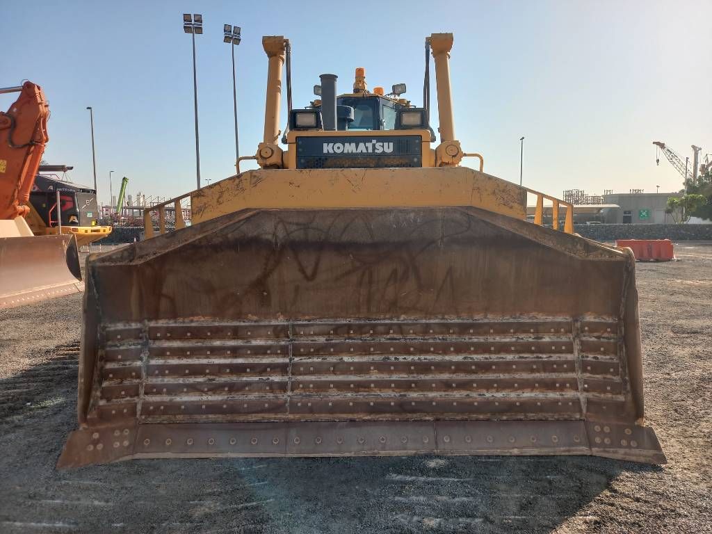 Komatsu D155A-6R (4 pcs available for sale in Abu Dhabi)