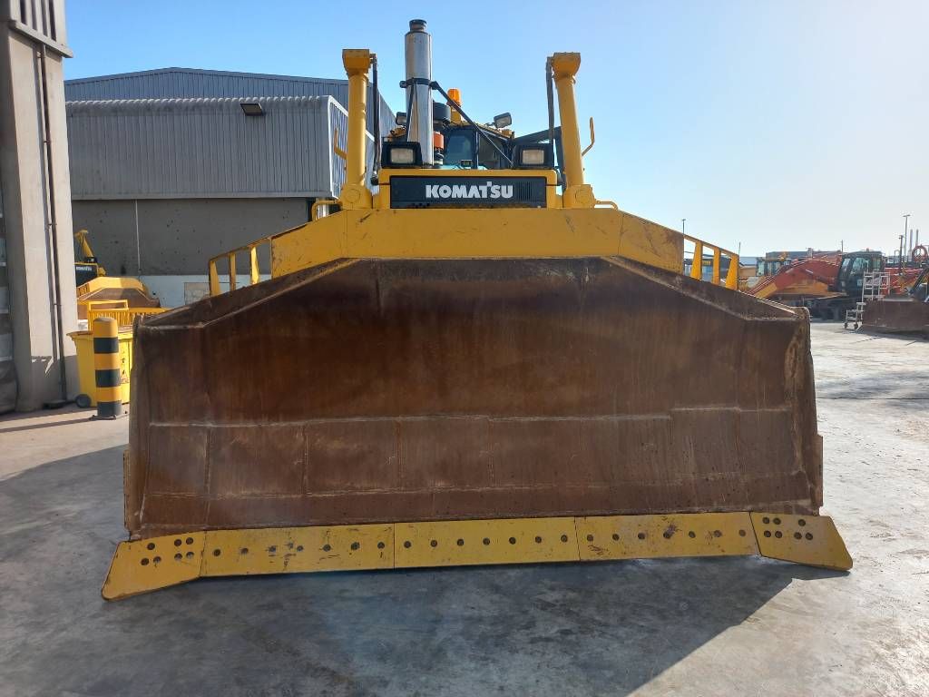 Komatsu D155A-6R (4 pcs available for sale in Abu Dhabi)
