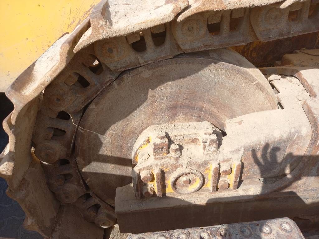 Komatsu D155A-6R (4 pcs available for sale in Abu Dhabi)