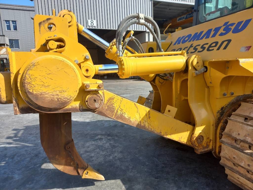 Komatsu D155A-6R (4 pcs available for sale in Abu Dhabi)