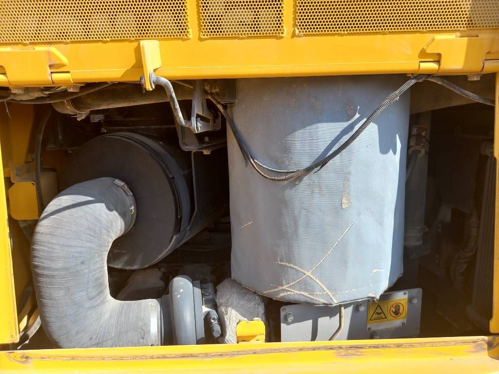 Komatsu D155A-6R (4 pcs available for sale in Abu Dhabi)