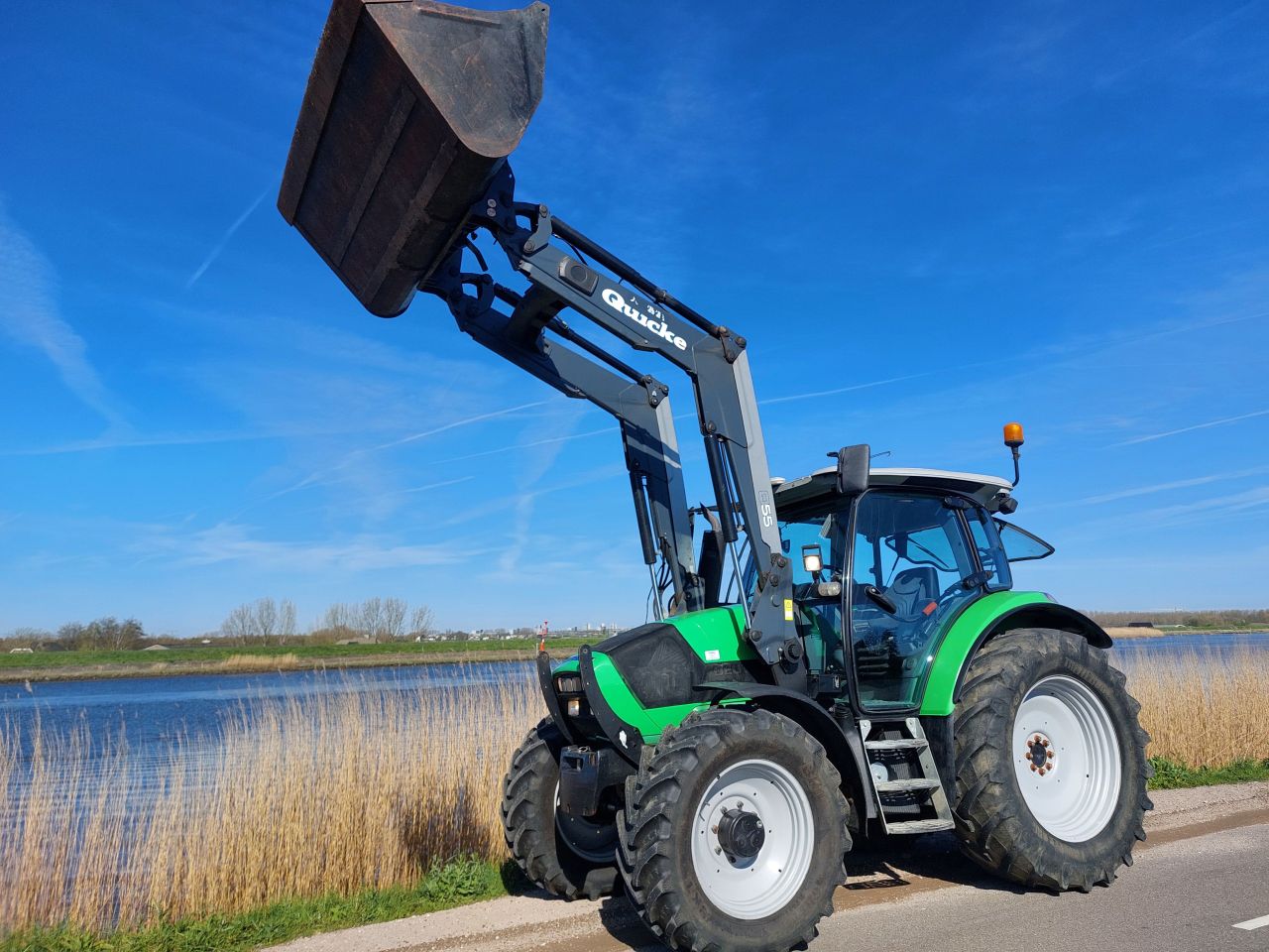 Deutz Agrotron K420 met voorladen en GPS