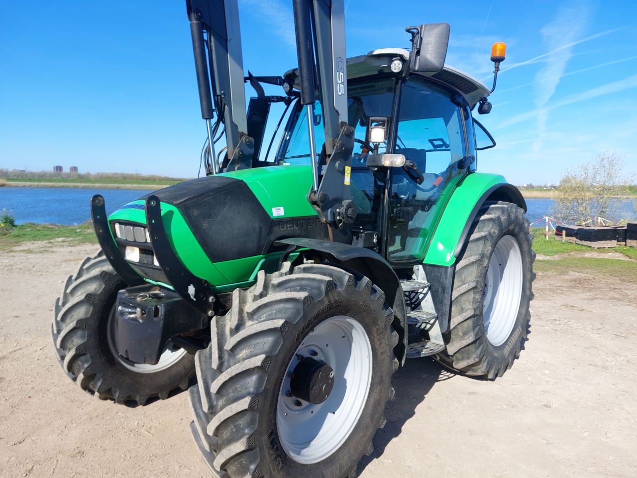 Deutz Agrotron K420 met voorladen en GPS