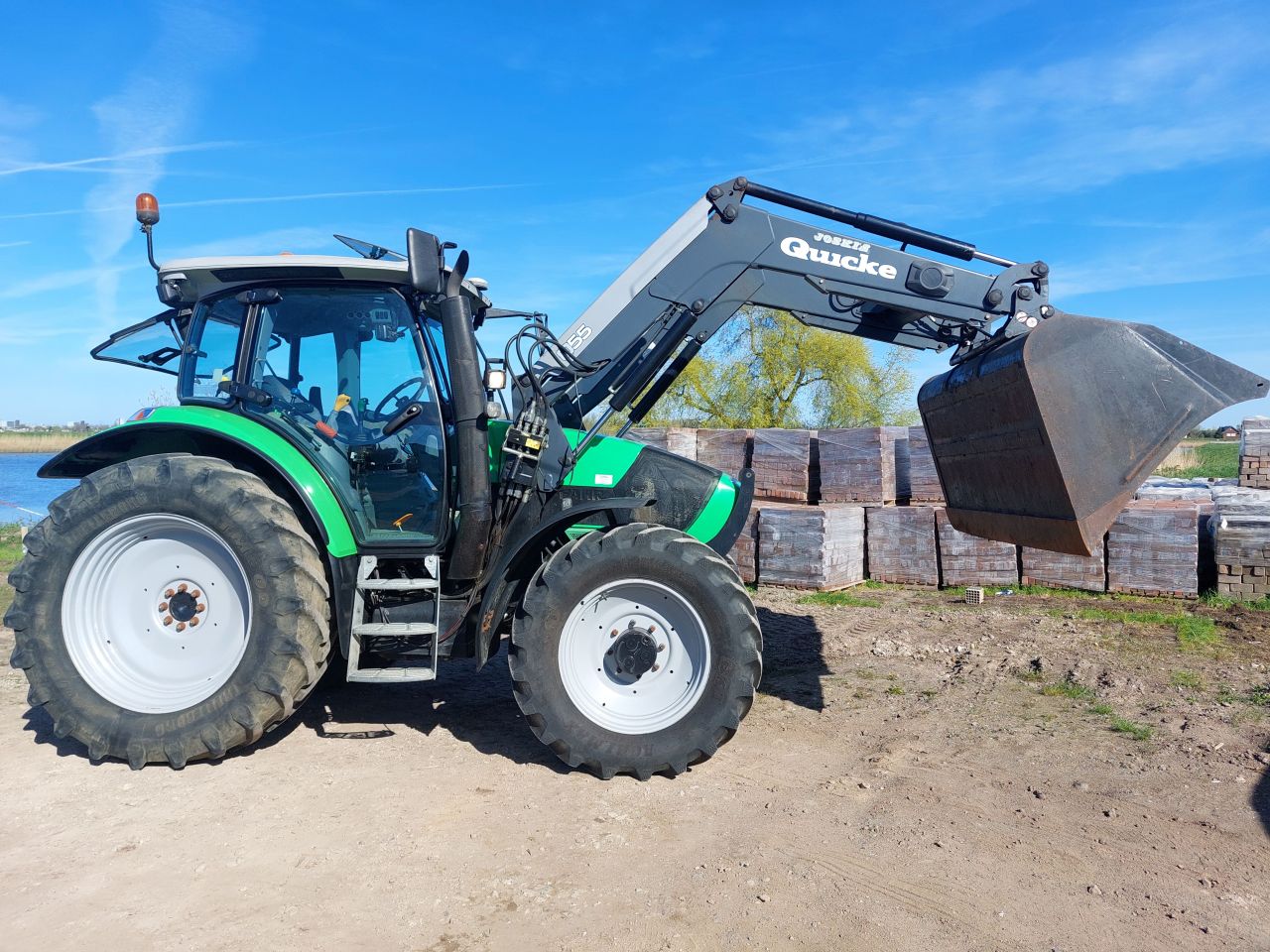 Deutz Agrotron K420 met voorladen en GPS