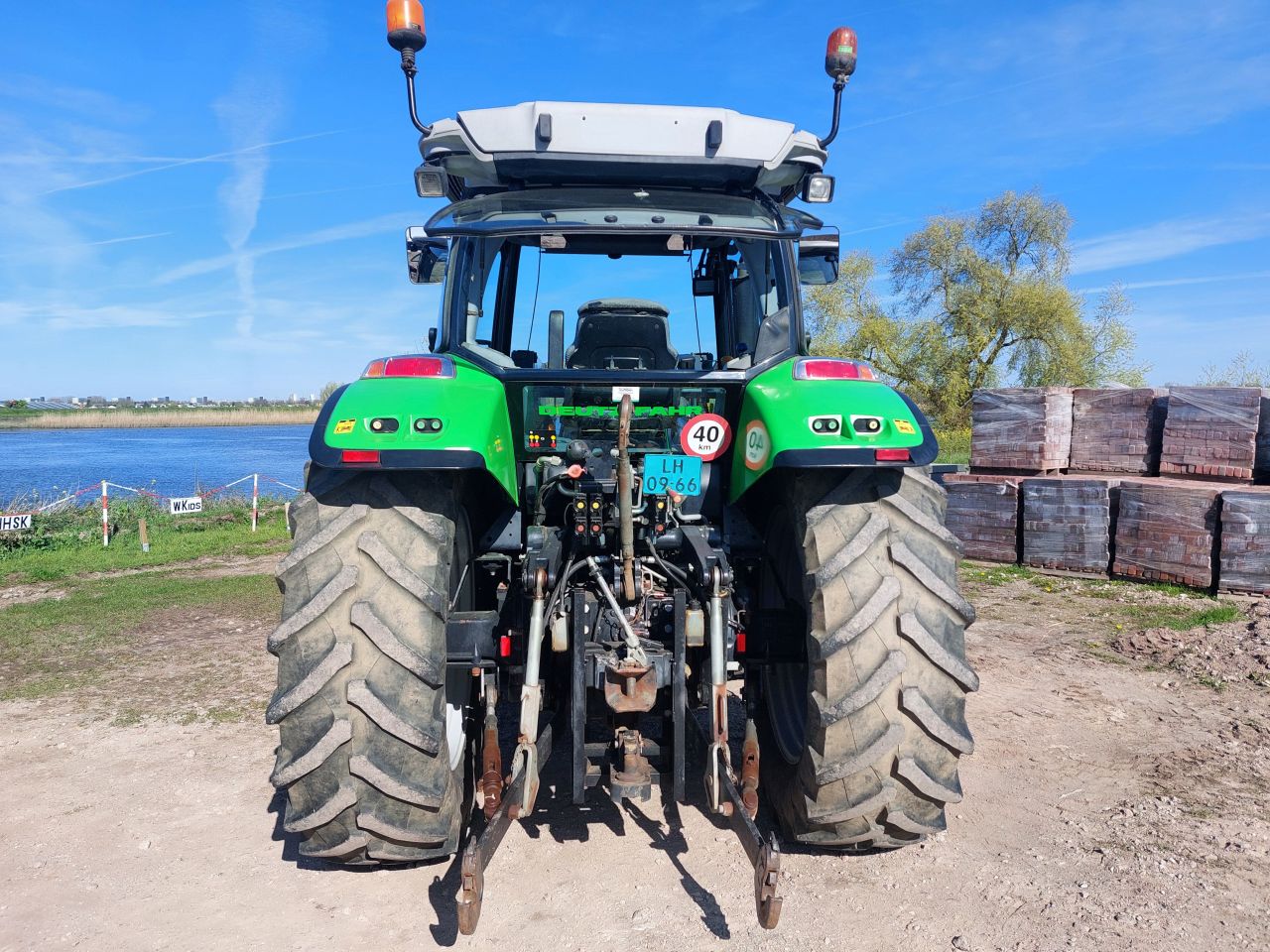 Deutz Agrotron K420 met voorladen en GPS