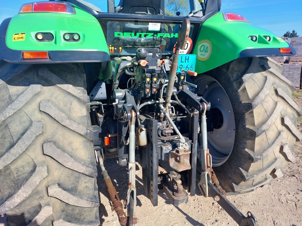 Deutz Agrotron K420 met voorladen en GPS