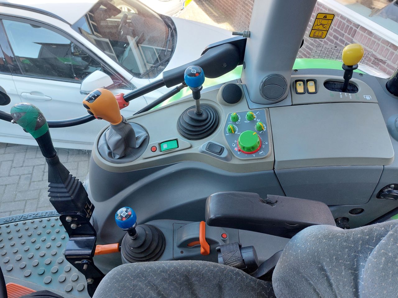 Deutz Agrotron K420 met voorladen en GPS