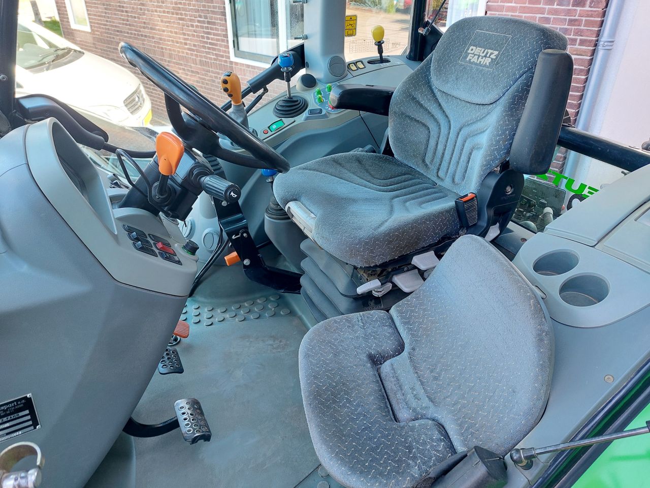 Deutz Agrotron K420 met voorladen en GPS