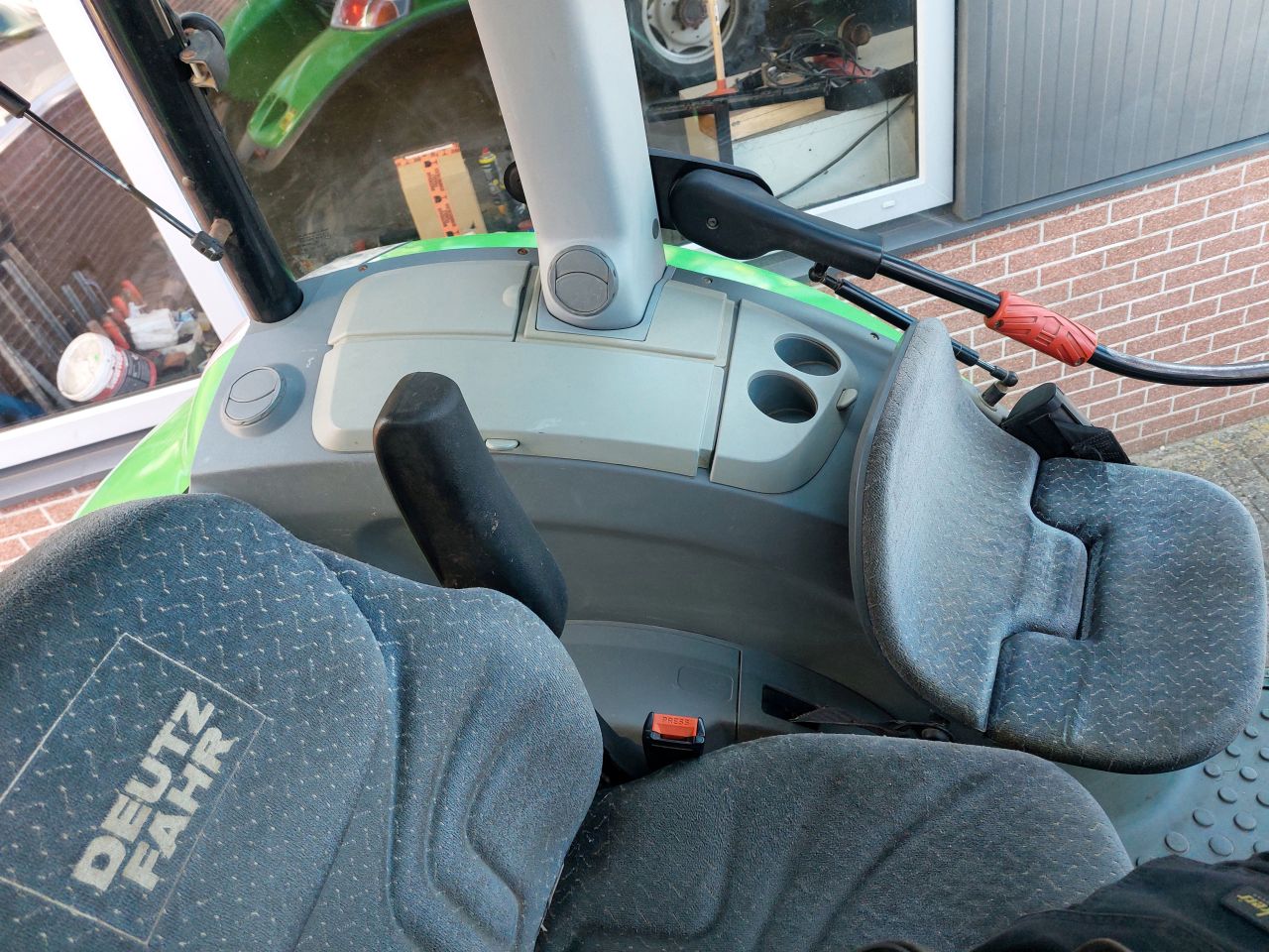 Deutz Agrotron K420 met voorladen en GPS