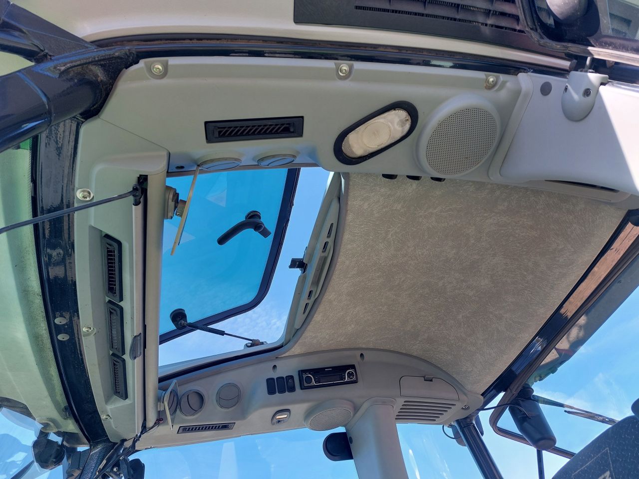 Deutz Agrotron K420 met voorladen en GPS