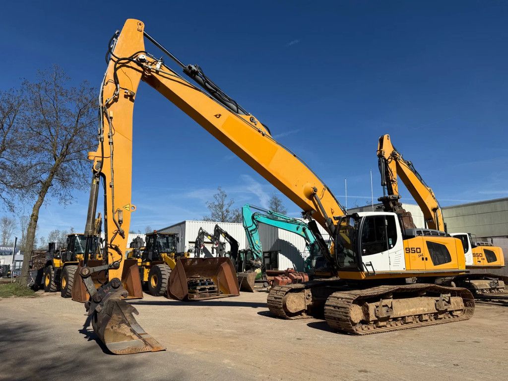 Liebherr R946 Long Reach