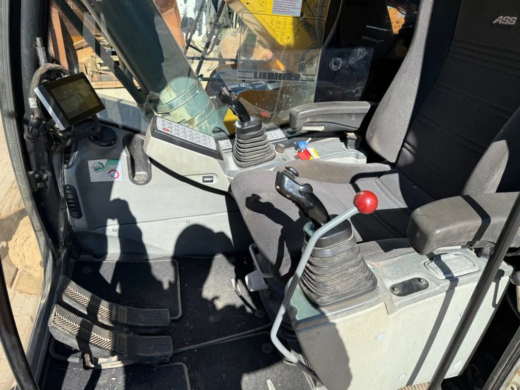 Liebherr R946 Long Reach