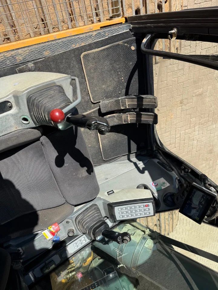 Liebherr R946 Long Reach