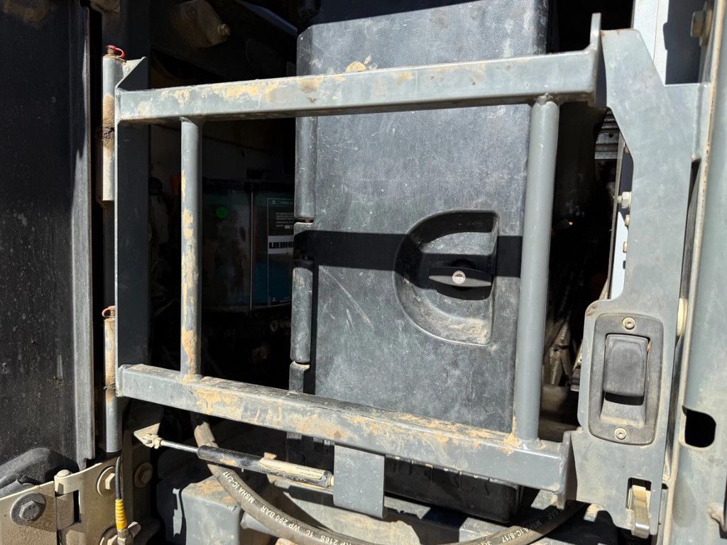 Liebherr R946 Long Reach