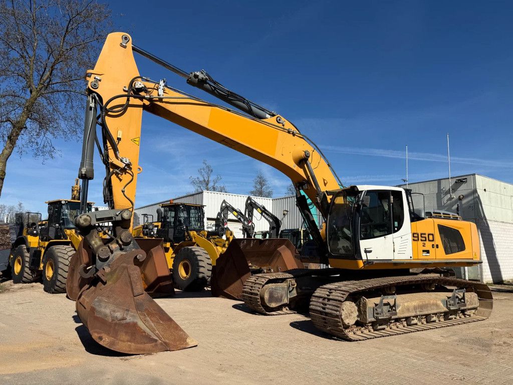 Liebherr R946