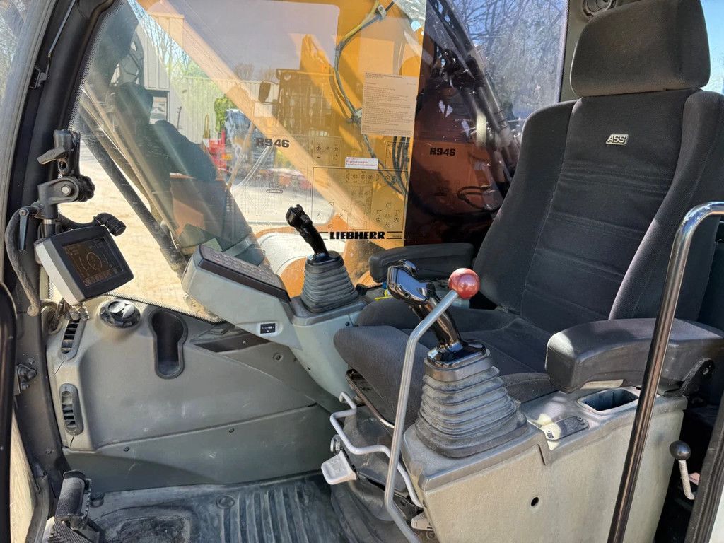 Liebherr R946
