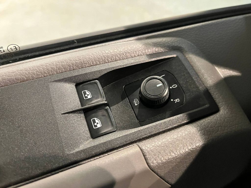 Volkswagen Crafter 35 2.0 TDI L4 DC Dubbel Cabine RWD 140 PK Open Laadbak / Euro 6 / Trekhaak 3.000 KG / Airco / Camera / CarPlay / Navigatie