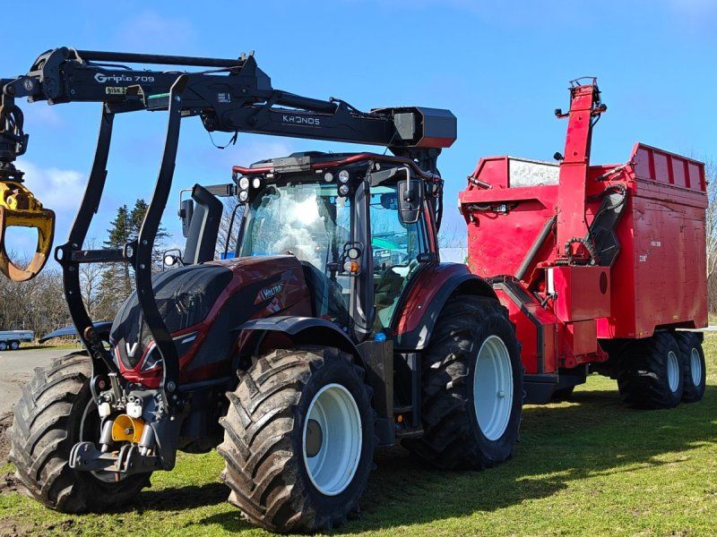 Valtra T234s Med Jenz 360 Flishugger og Alsidig 23m3 Flisvogn