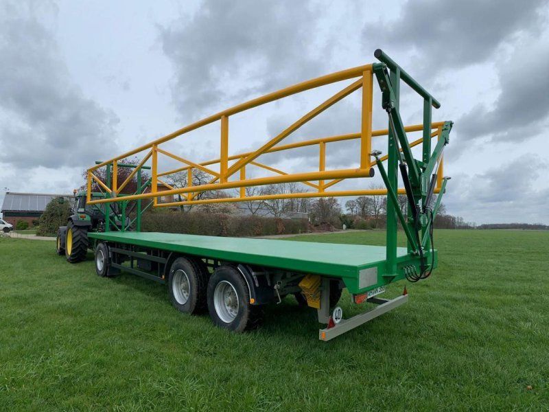 Ballenwagen mit hydr. Ladungssicherung
