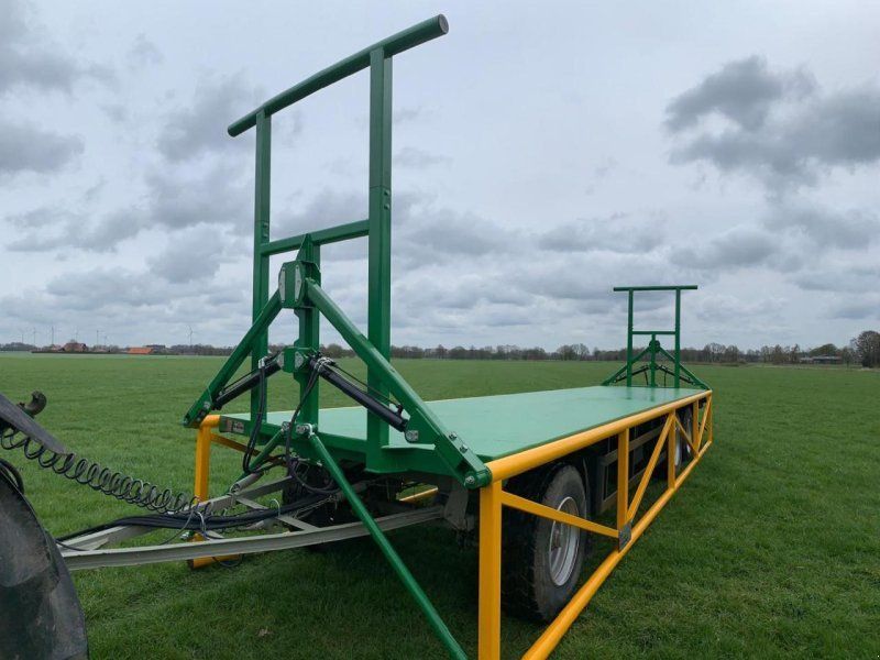 Ballenwagen mit hydr. Ladungssicherung