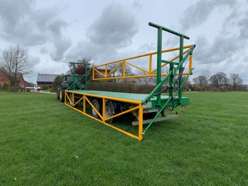 Ballenwagen mit hydr. Ladungssicherung