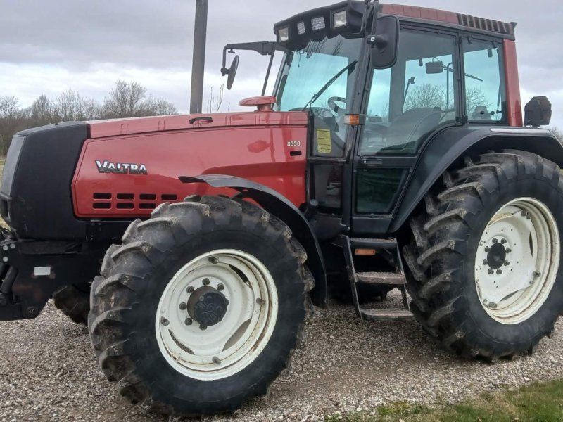 Valtra 8050 HiTech med frontlift og nye dæk.
