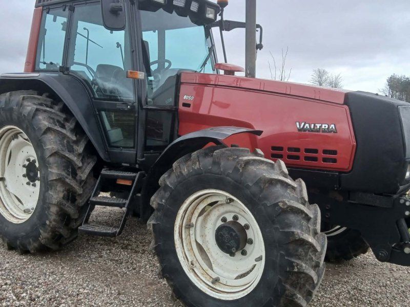 Valtra 8050 HiTech med frontlift og nye dæk.