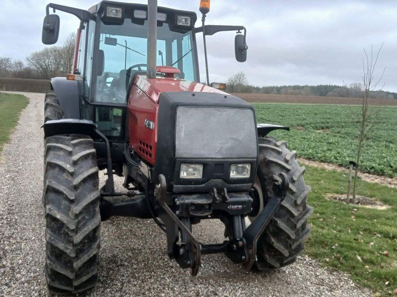 Valtra 8050 HiTech med frontlift og nye dæk.