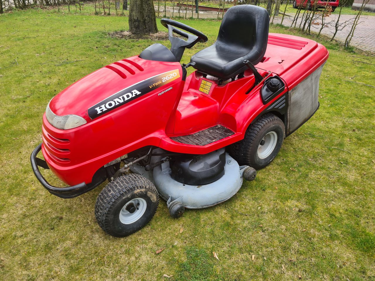 Honda 2620 zitmaaier met opvangbak hydrostaat.