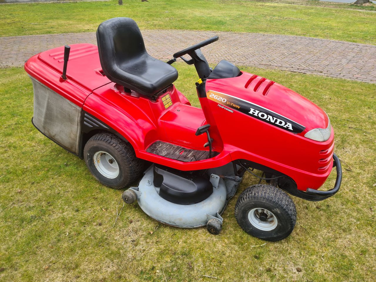 Honda 2620 zitmaaier met opvangbak hydrostaat.
