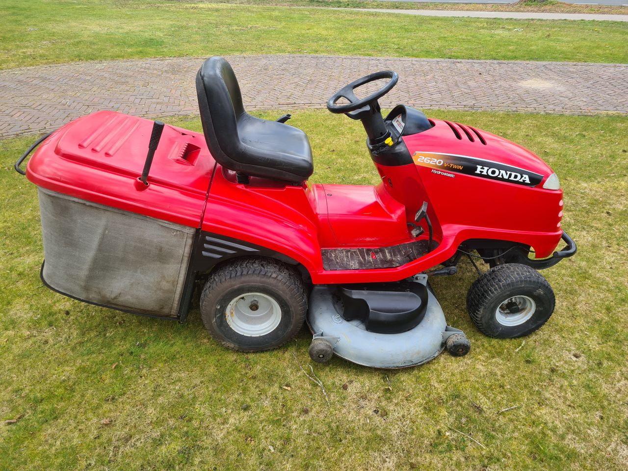 Honda 2620 zitmaaier met opvangbak hydrostaat.