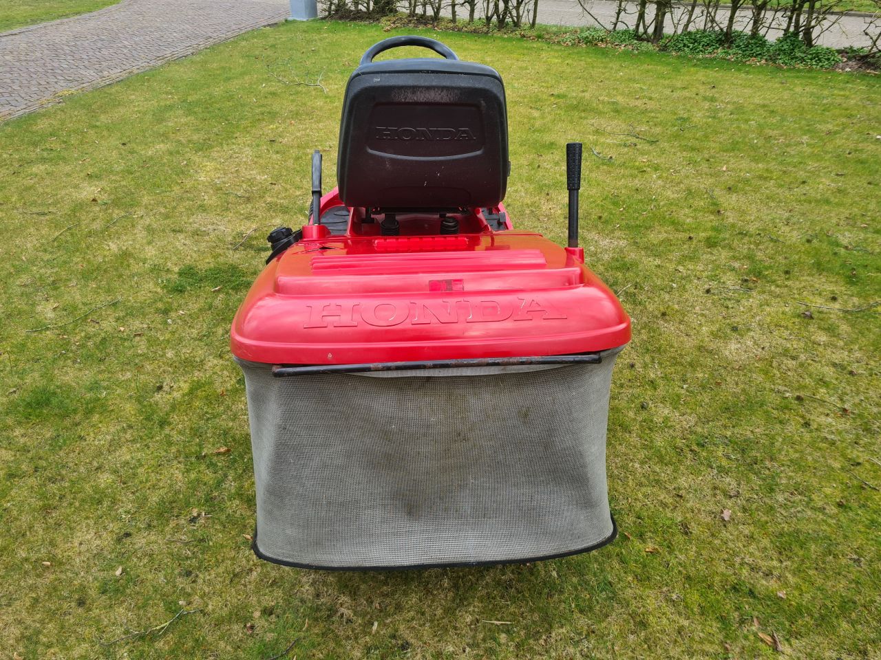 Honda 2620 zitmaaier met opvangbak hydrostaat.