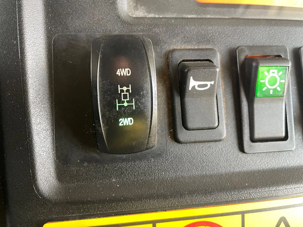 John Deere Gator 825i 4x4 met dichte cabine MARGE