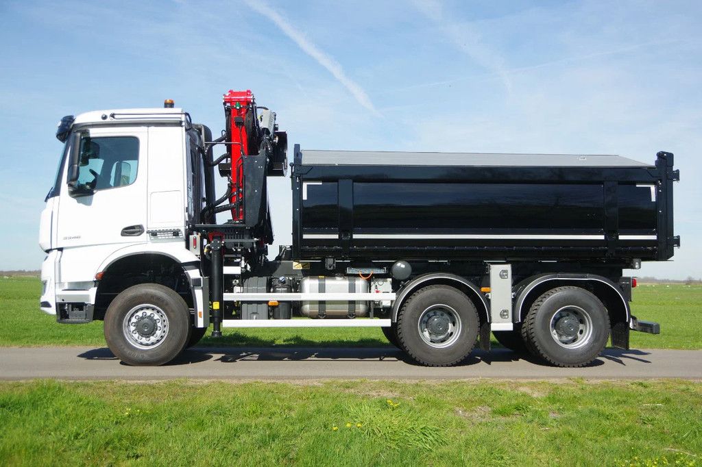 Mercedes-Benz Arocs 3346 33,3-tons 6x6 met Palfinger Z kraan en Grijsbertsen kipper