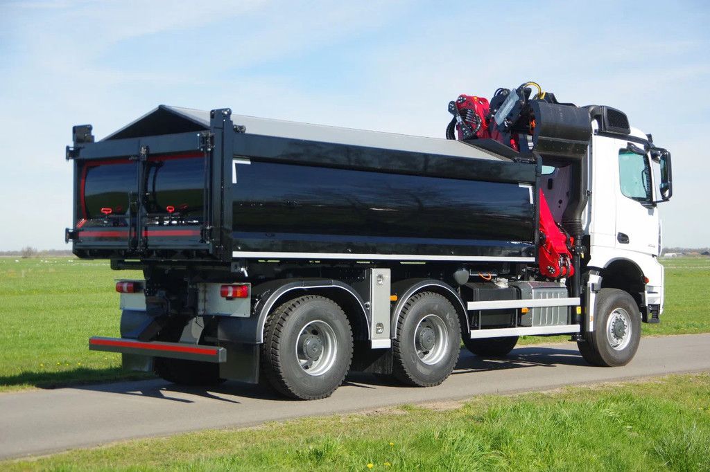Mercedes-Benz Arocs 3346 33,3-tons 6x6 met Palfinger Z kraan en Grijsbertsen kipper