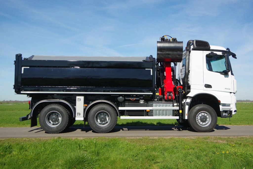 Mercedes-Benz Arocs 3346 33,3-tons 6x6 met Palfinger Z kraan en Grijsbertsen kipper