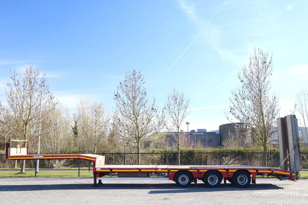Max Trailer MAX 100 | 3-AXLE | LIFT DECK | SLIDING RAMPS