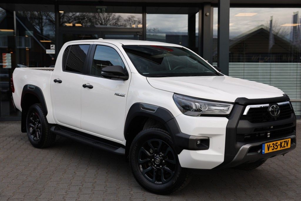 Toyota Hilux 2.8 D-4D DUBBEL CABIN INVINCIBLE 2 SITZ A/T 4WD VAN