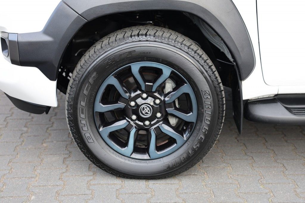 Toyota Hilux 2.8 D-4D DUBBEL CABIN INVINCIBLE 2 SITZ A/T 4WD VAN