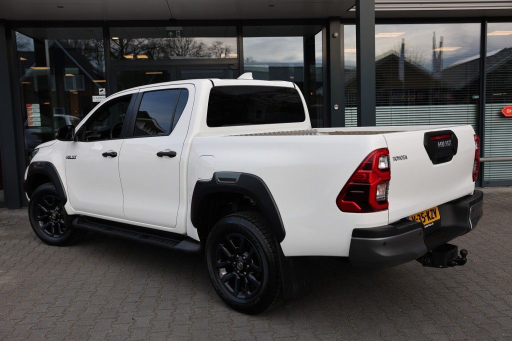 Toyota Hilux 2.8 D-4D DUBBEL CABIN INVINCIBLE 2 SITZ A/T 4WD VAN