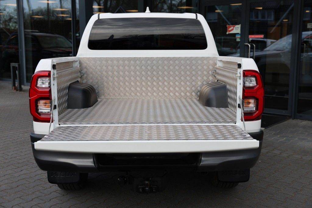 Toyota Hilux 2.8 D-4D DUBBEL CABIN INVINCIBLE 2 SITZ A/T 4WD VAN