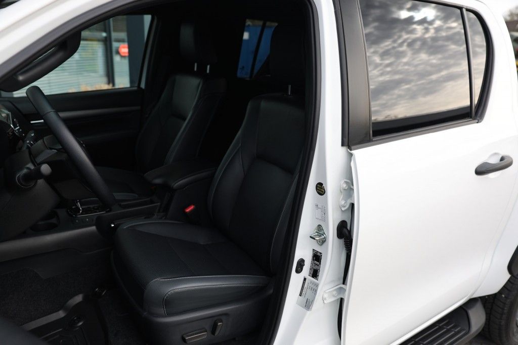 Toyota Hilux 2.8 D-4D DUBBEL CABIN INVINCIBLE 2 SITZ A/T 4WD VAN