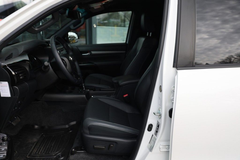 Toyota Hilux 2.8 D-4D DUBBEL CABIN INVINCIBLE 2 SITZ A/T 4WD VAN
